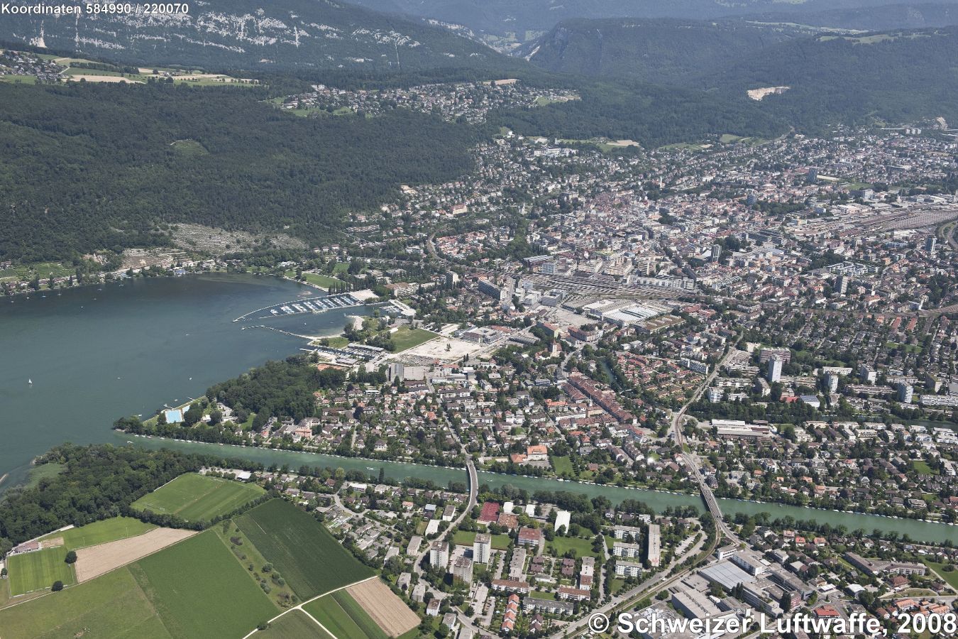 Biel; Biel-Nidau-Bührenkanal im Vordergrund; Hintergrund Bildmitte: Tubeloch-Schlucht; ganz links oben: Magglingen. Vorne links: Ipsenmoos